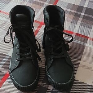 BLACK HIGHTOPS NO FURTHER  DISCOUNT!